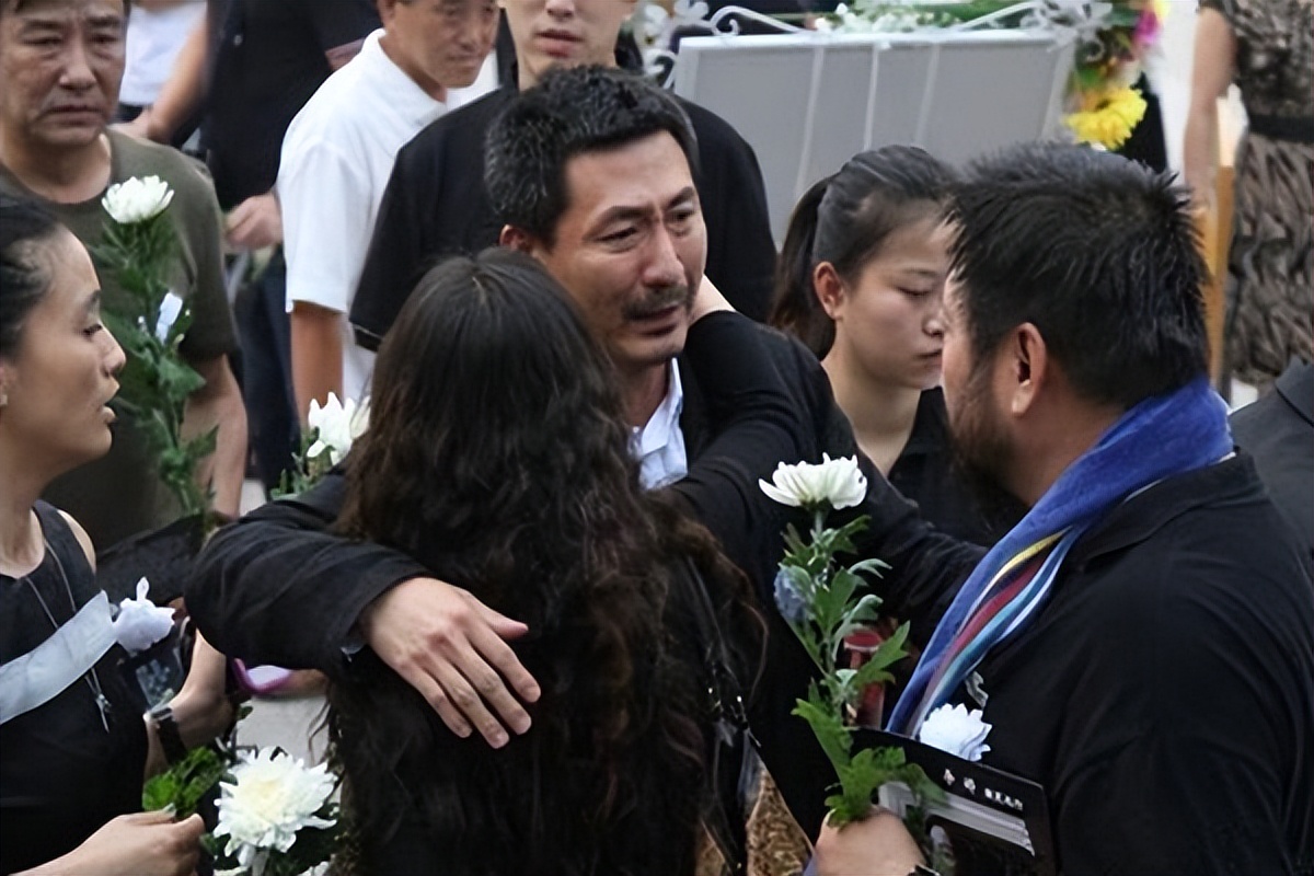 隐瞒病情独自抗癌9年43岁去世葬礼上前夫哭成泪人