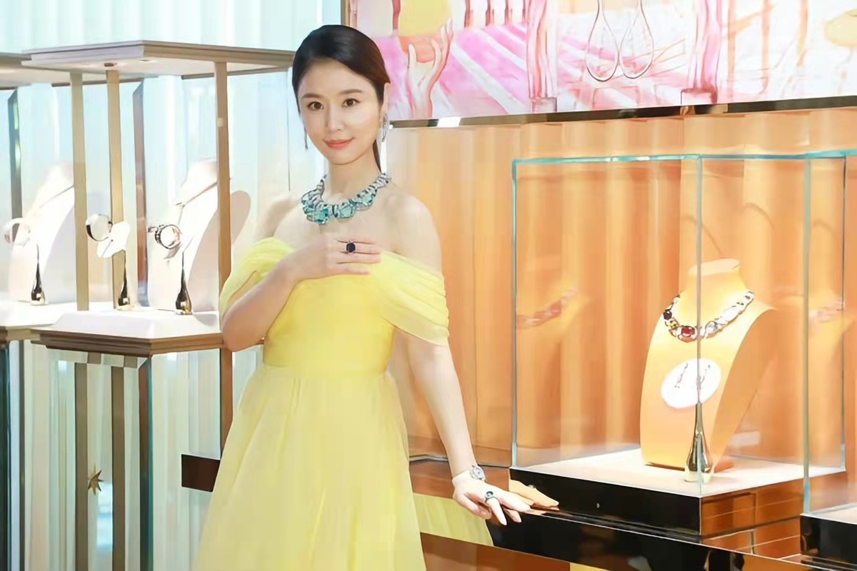 林心如罕见高调却翻车黄裙配翡翠珠宝衬得肤色黝黑好没气色