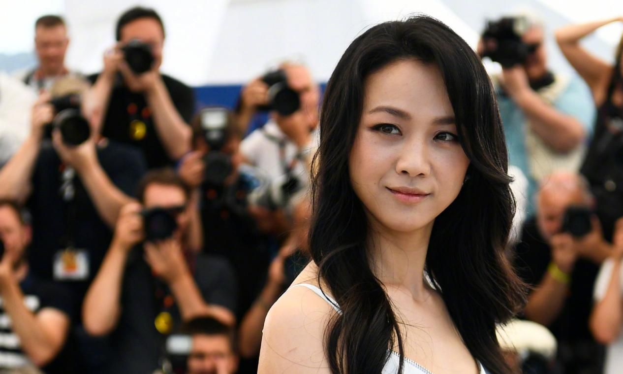 汤唯为新片也真拼新造型穿吊带裙秀身材险走光淡定手捂超霸气