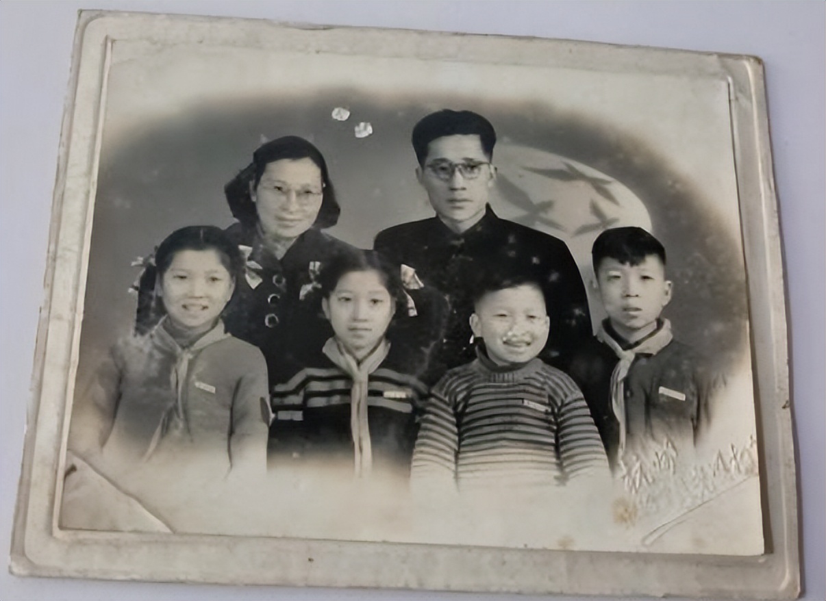 老照片上世纪七八十年代大家庭合影一家人其乐融融