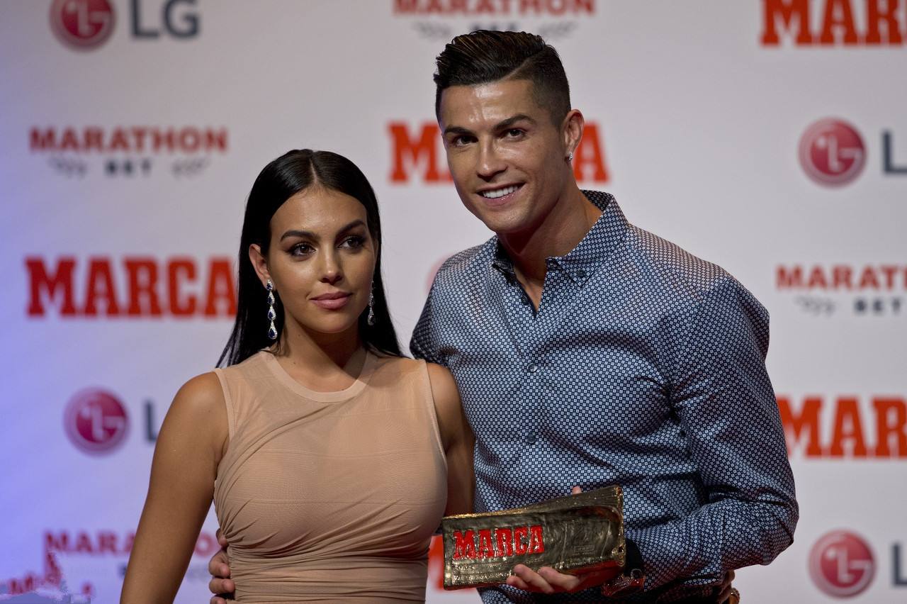 乔治娜亮相戛纳电影节1身黑衣抢镜走出丧子之痛将与c罗完婚