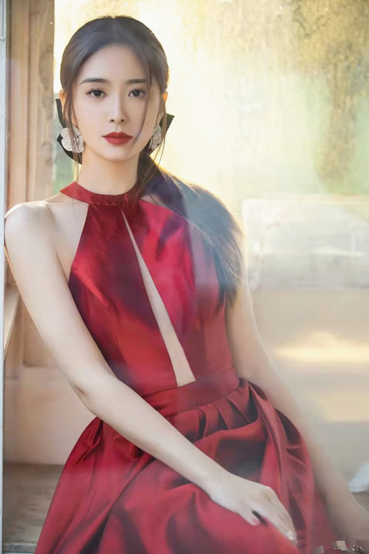 湖南"新晋小花旦"主持人刘烨 高颜值魔鬼身材 蕾丝搭配风美呆