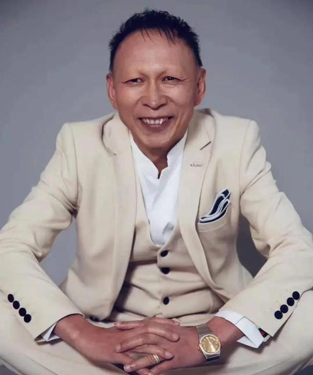 近日,演员李明通过社交账号发布了一段帮助果农卖货的视频,赢得了网友