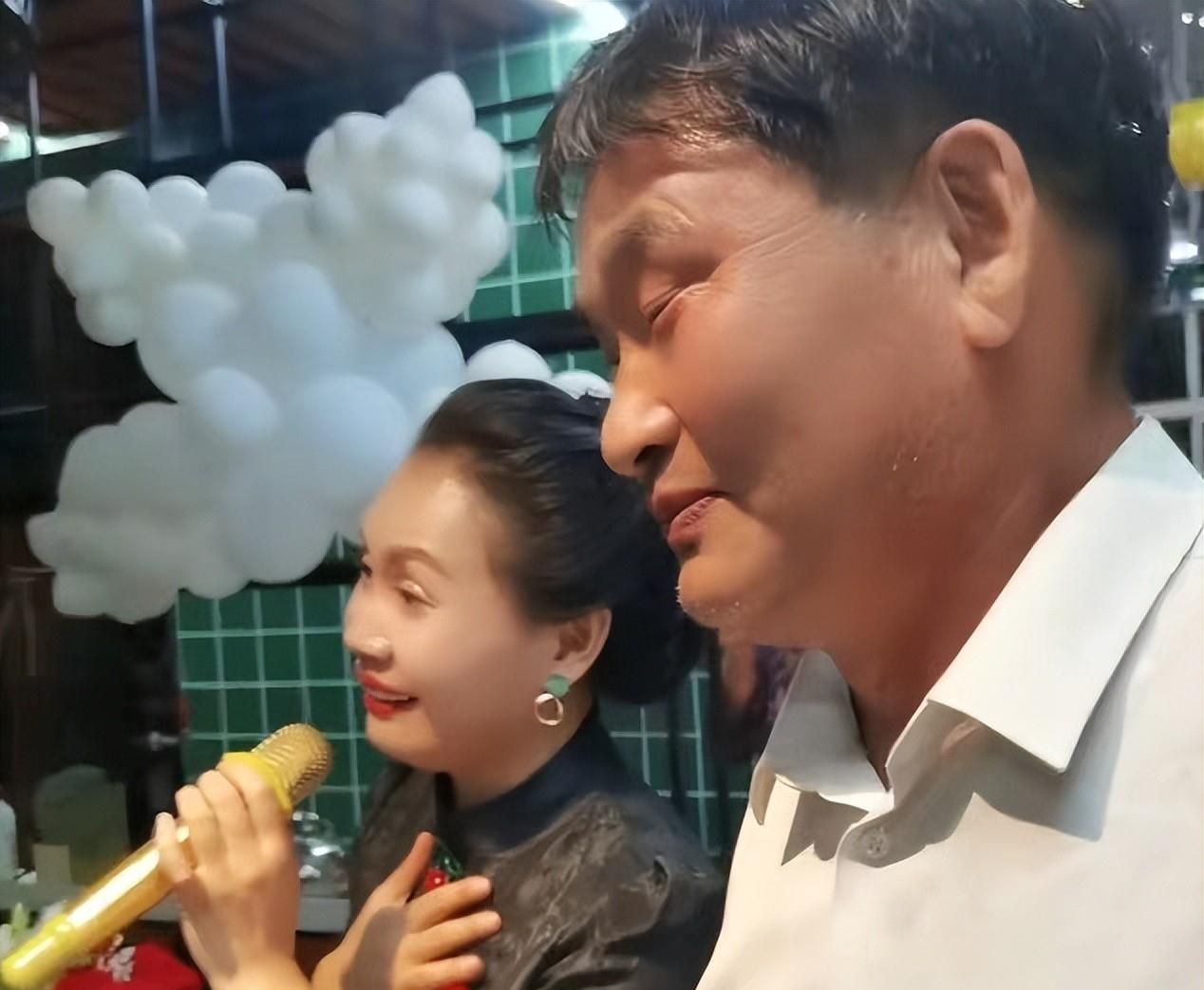 大衣哥为袁庆龙虾馆剪彩献唱多首歌曲助兴桌上的玫瑰花很显眼