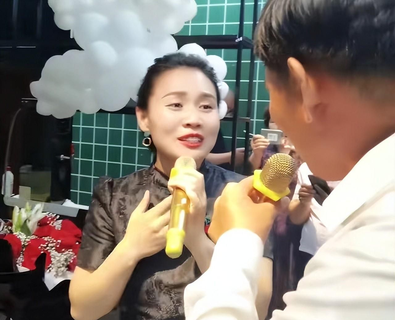 大衣哥为袁庆龙虾馆剪彩献唱多首歌曲助兴桌上的玫瑰花很显眼