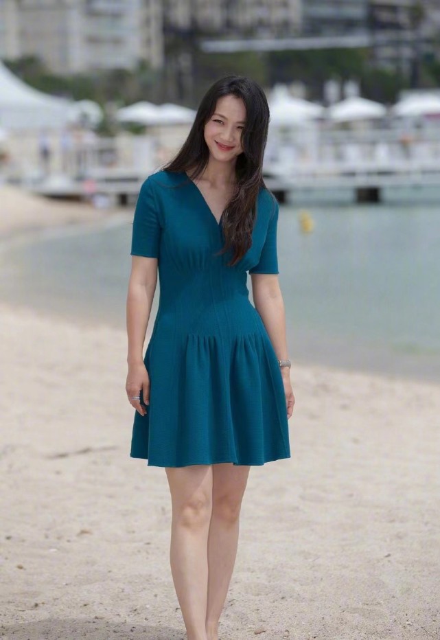 汤唯身材也太胖了最新戛纳造型大翻车穿针织裙拍写真好壮