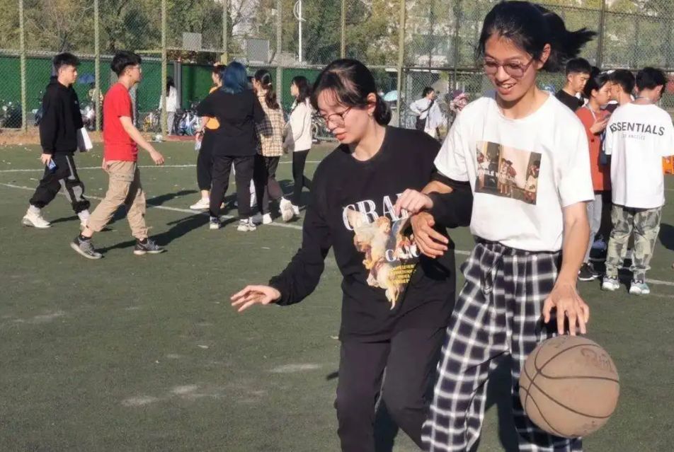 当社牛老师碰上社恐学生，上课画面太美，学生：有你是我的福气休闲区蓝鸢梦想 - Www.slyday.coM