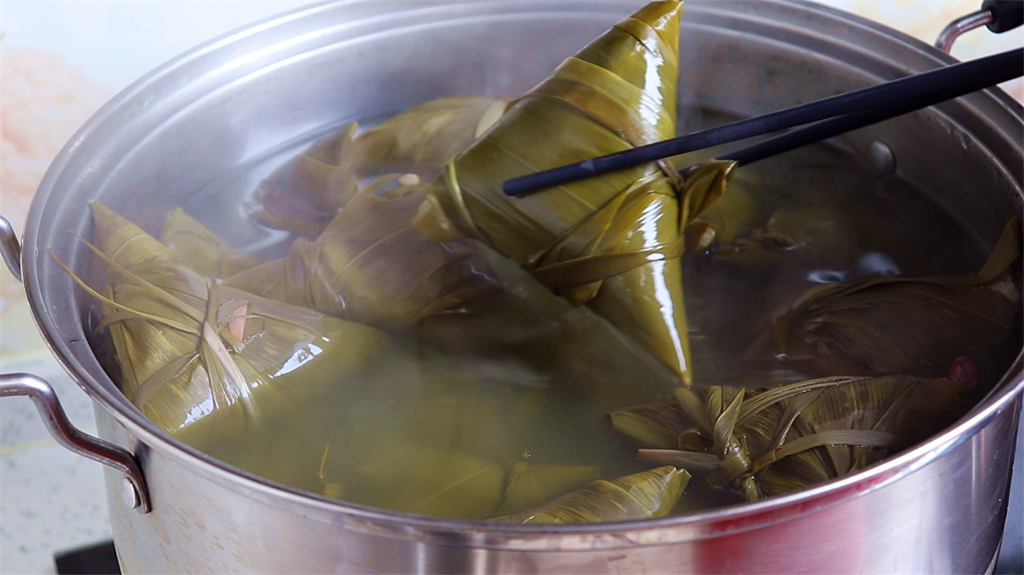 煮粽子用开水还是凉水这才是正确做法粽香扑鼻抱团不散