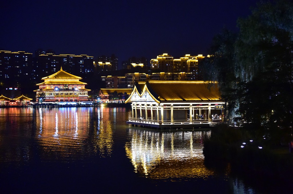 西安曲江池夜色阑珊橹声阵阵幻若江南水乡