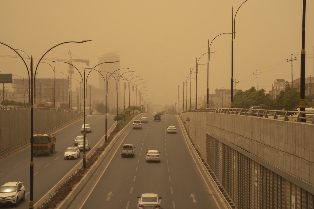 当地时间2022年5月24日,伊拉克代胡克省 ,发生沙尘暴期间,城市弥漫着