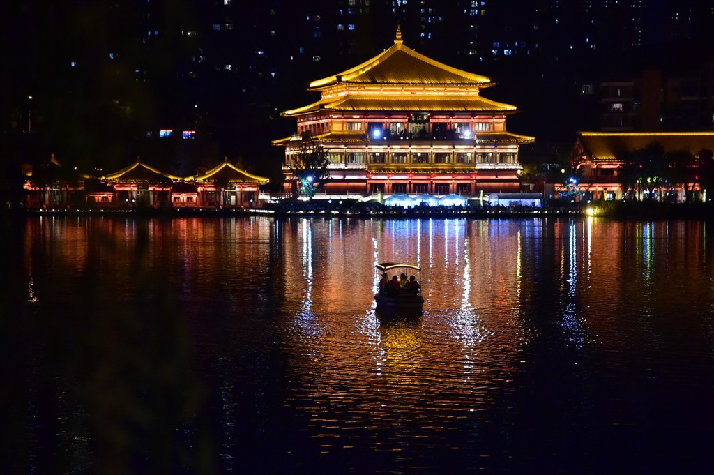 西安曲江池夜色阑珊橹声阵阵幻若江南水乡