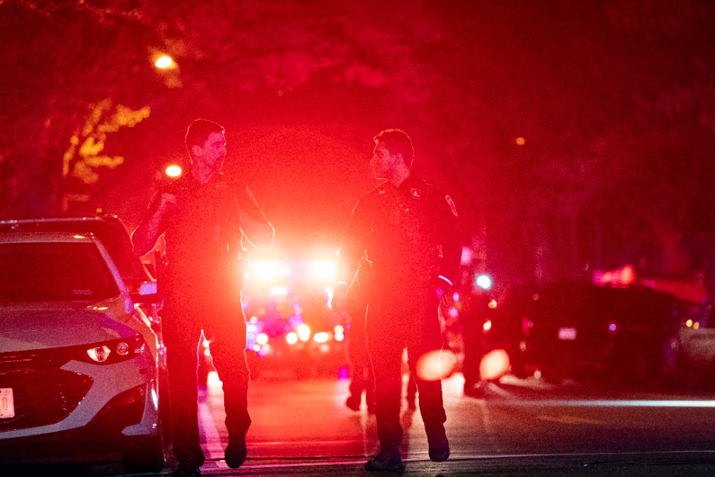 　　4月22日，在美国首都华盛顿，警察在枪击事件现场工作。新华社记者刘杰摄