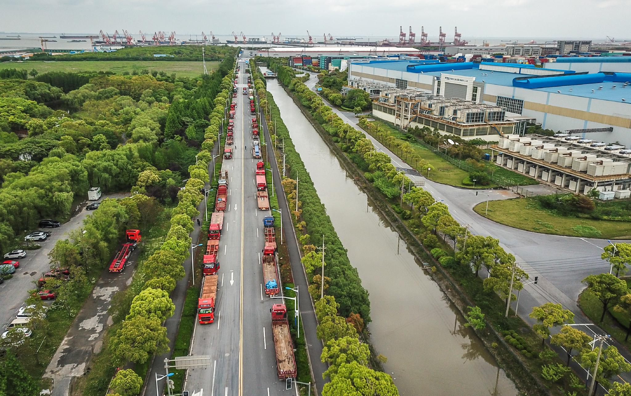 滞留在上海的卡车陆续离开，宝山川纪路上的司机已走了大半休闲区蓝鸢梦想 - Www.slyday.coM