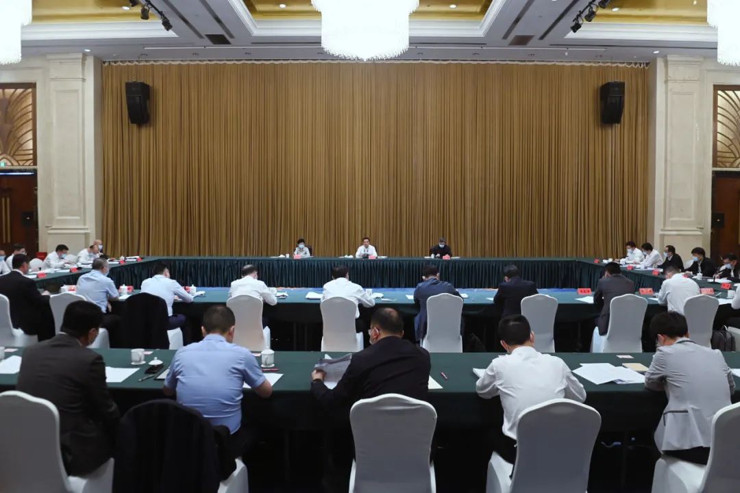 5月25日，省委书记袁家军在嘉兴调研经济形势，并邀请企业家召开座谈会。