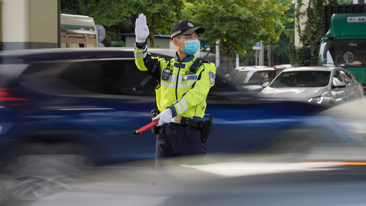 交警黄俊驻守交通第一岗的外滩活地图