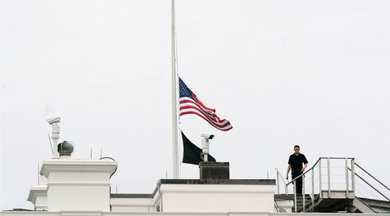 事件发生后 美国白宫急降半旗△枪手的卡车停在校园附近 (图片来源