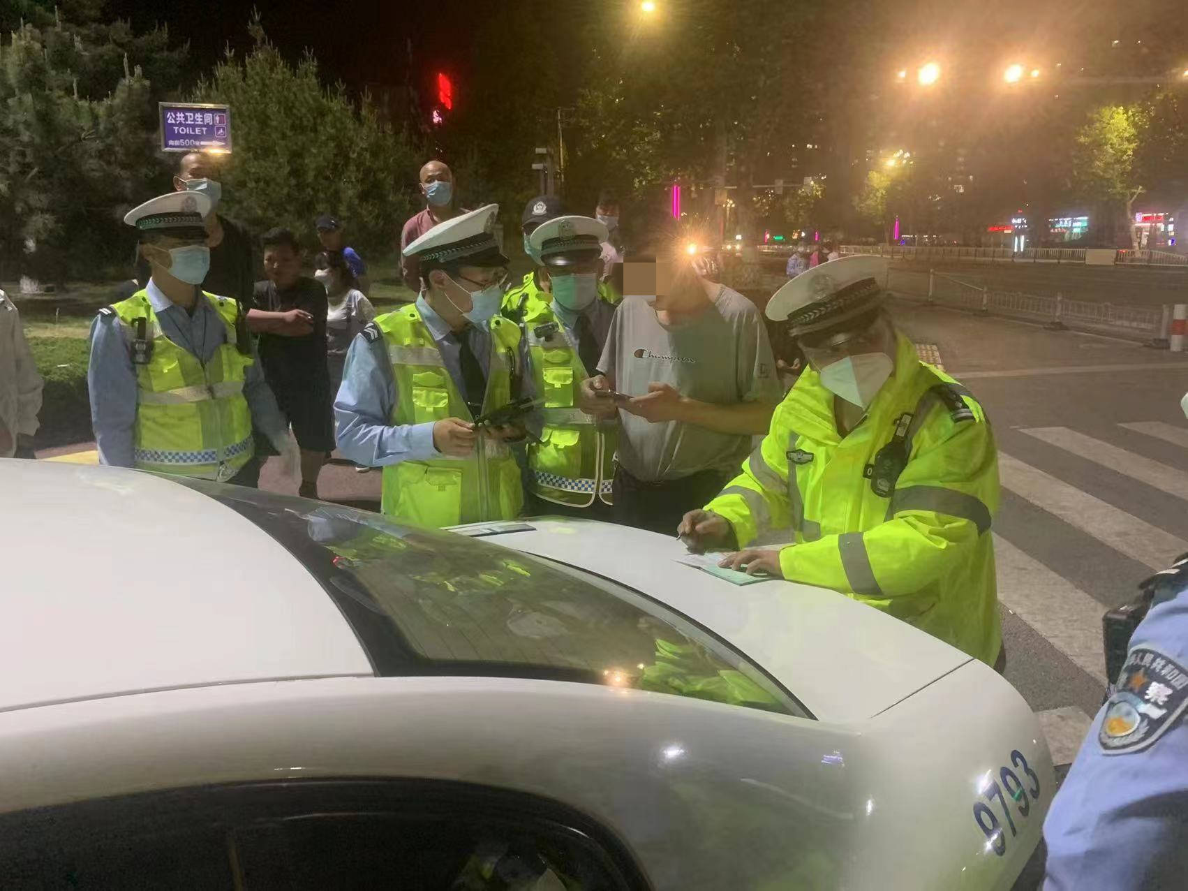 喝完酒还敢帮朋友开车接人，男子被交警半路查获休闲区蓝鸢梦想 - Www.slyday.coM