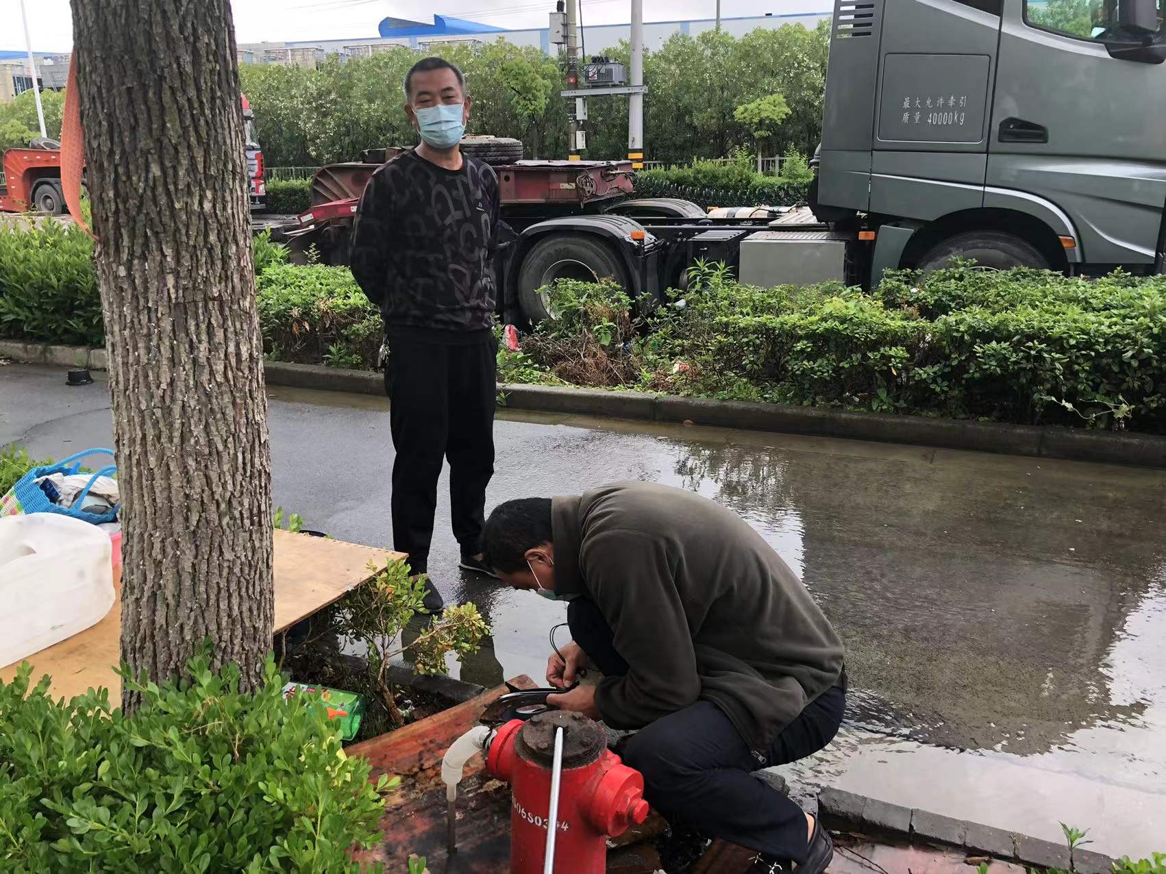 滞留在上海的卡车陆续离开，宝山川纪路上的司机已走了大半休闲区蓝鸢梦想 - Www.slyday.coM