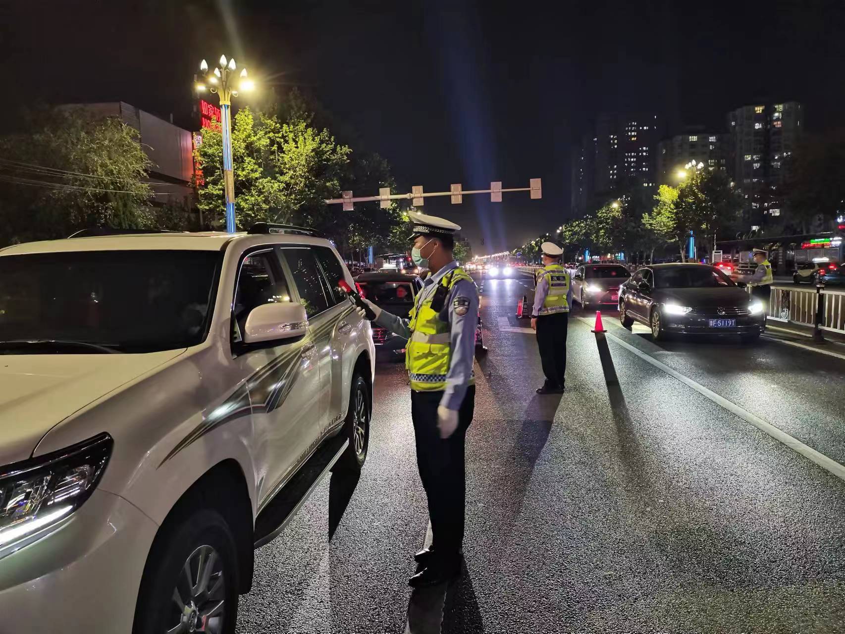喝完酒还敢帮朋友开车接人，男子被交警半路查获休闲区蓝鸢梦想 - Www.slyday.coM