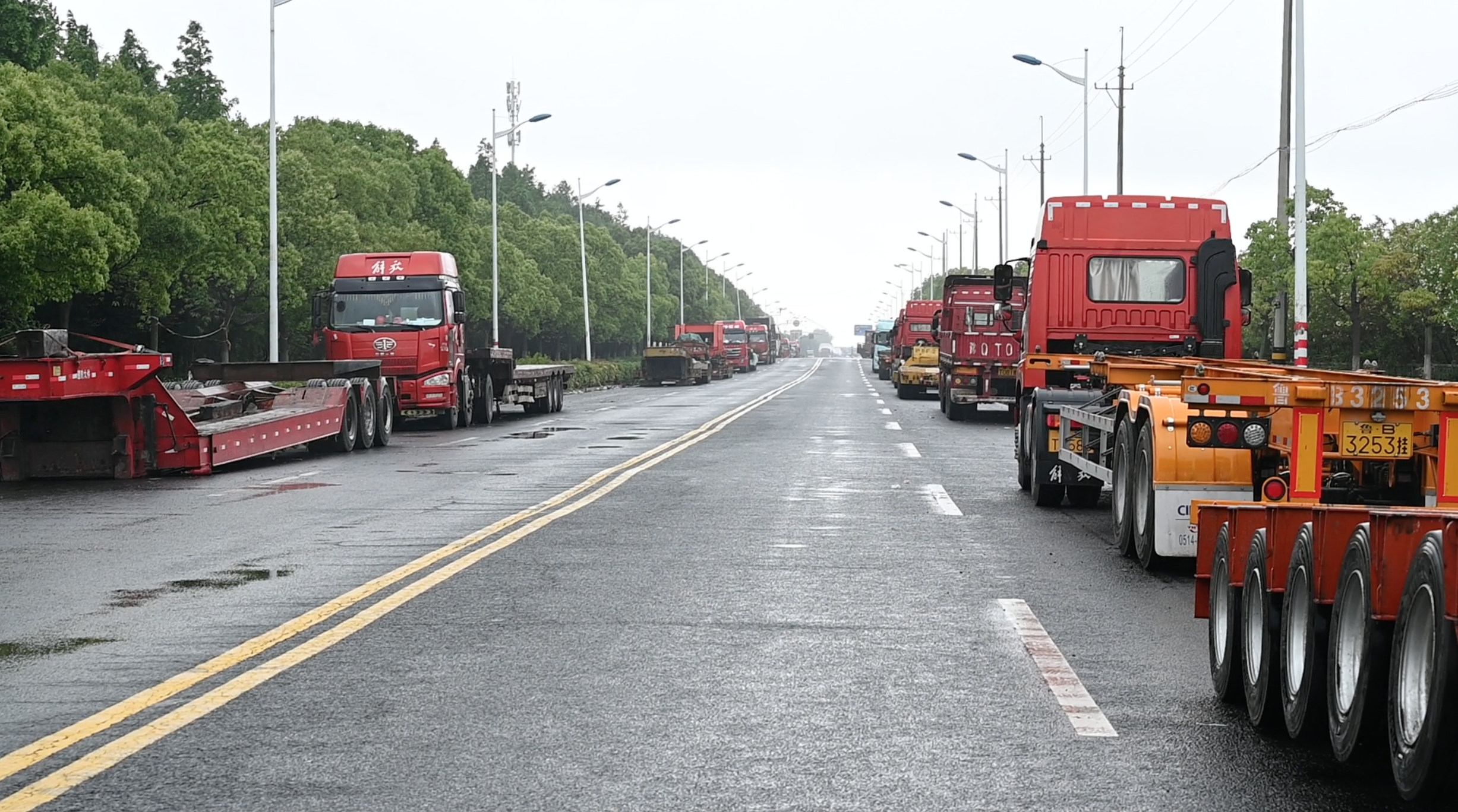 滞留在上海的卡车陆续离开，宝山川纪路上的司机已走了大半休闲区蓝鸢梦想 - Www.slyday.coM