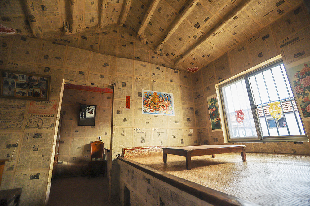 "乡村会客厅",四间屋子的内墙采用旧报纸糊墙,中看中用而且让人怀旧
