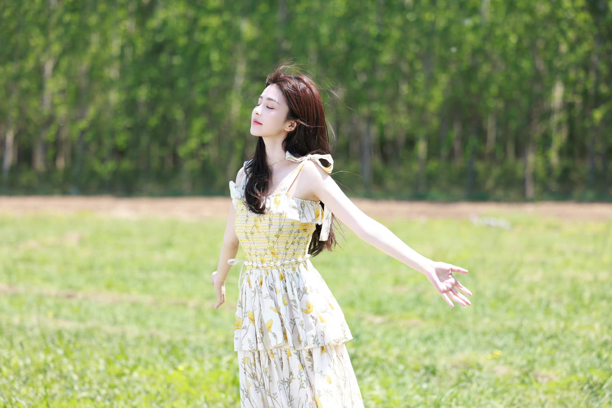 白鹿新歌花絮照碎花裙造型好美呀清新养眼白鹿太甜了