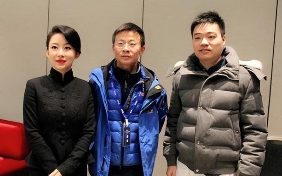丁俊晖晒一家3口合照娇妻颜值家世不输潘晓婷妥妥的白富美