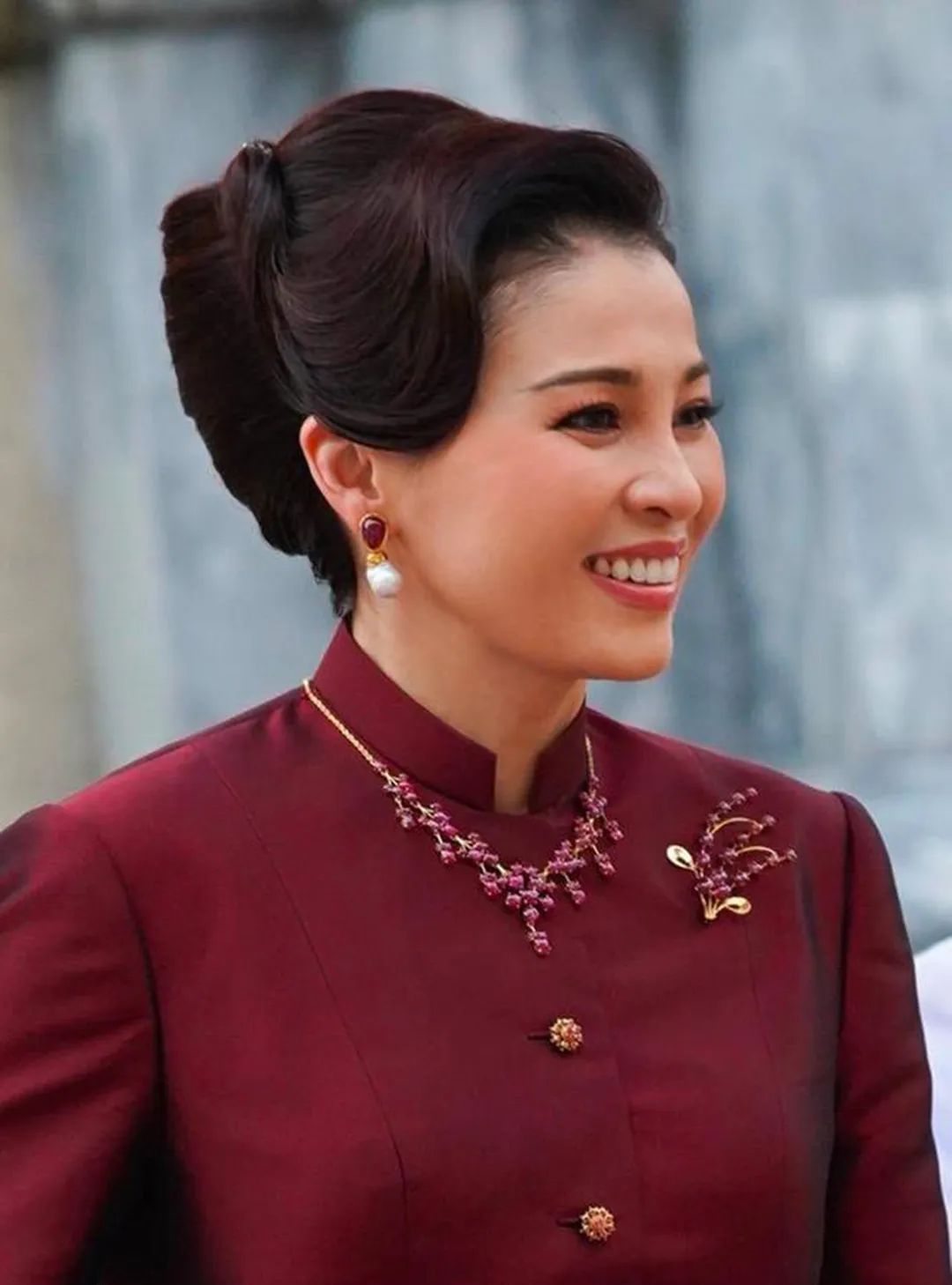 前有堵截后有追兵,苏提达夹缝中求生存,44岁泰国王后还要扮嫩