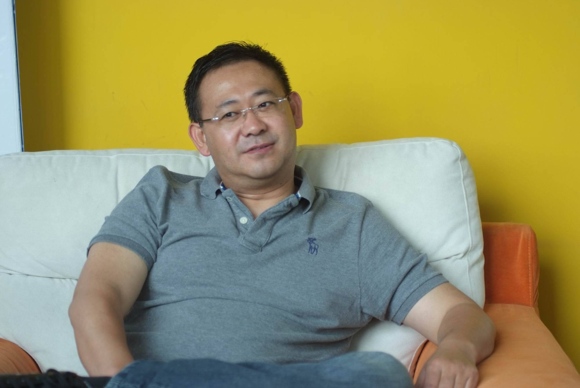 52岁姜武旅居四川小县城与娇妻宋妍齐变胖夫妻恩爱36年不变心