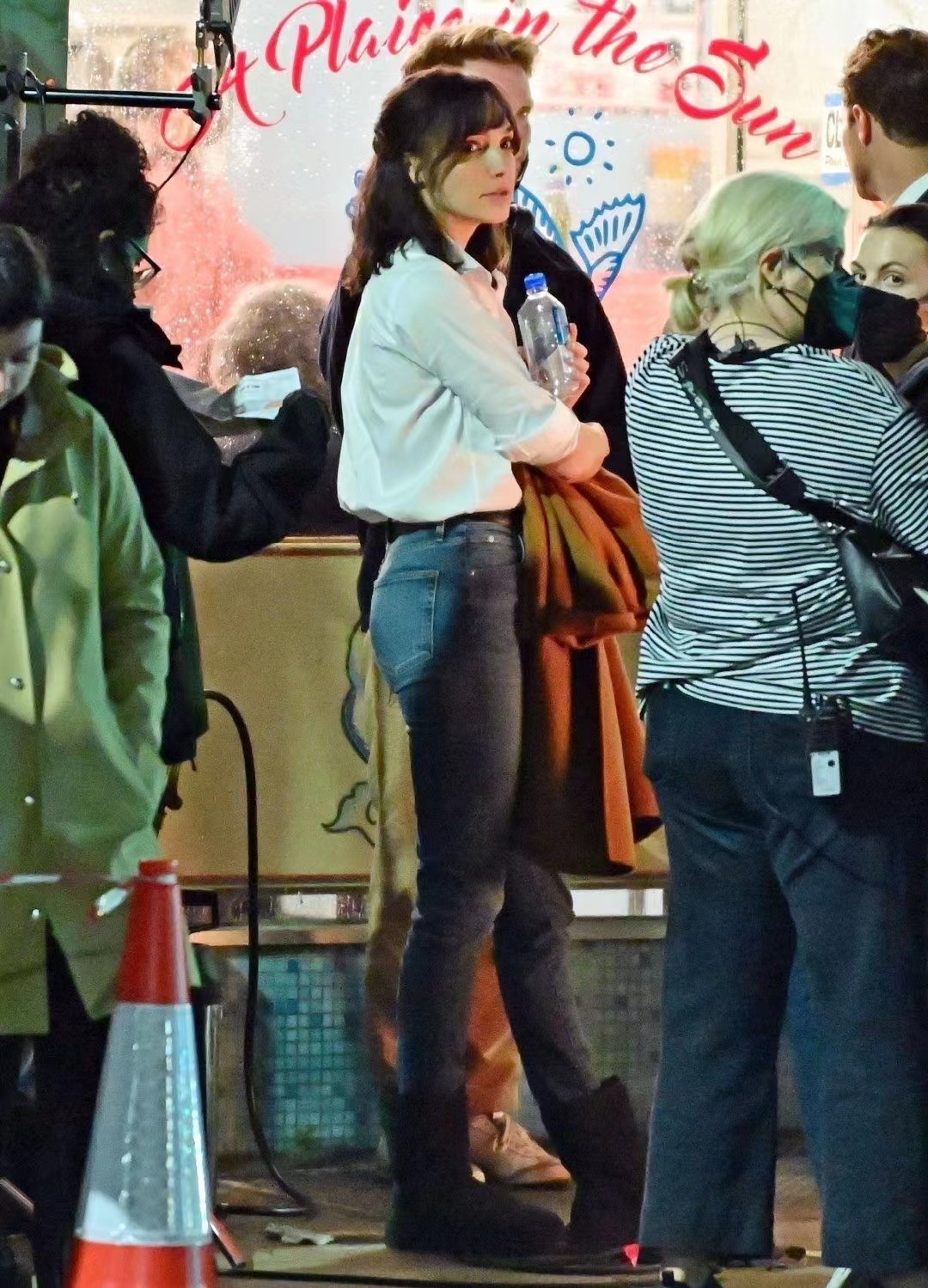 37岁盖尔加朵新片化身间谍身材纤细腿超长衬衫配牛仔裤也很美