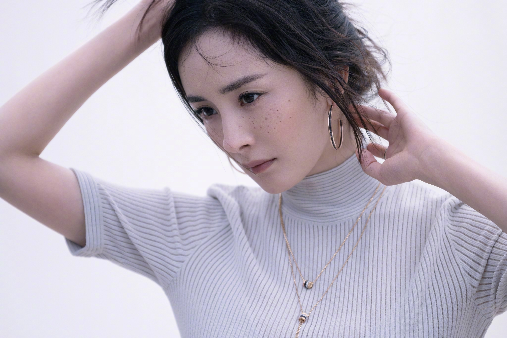 杨幂费加罗六月刊封面花絮图夏日里惬意慵懒的幂幂