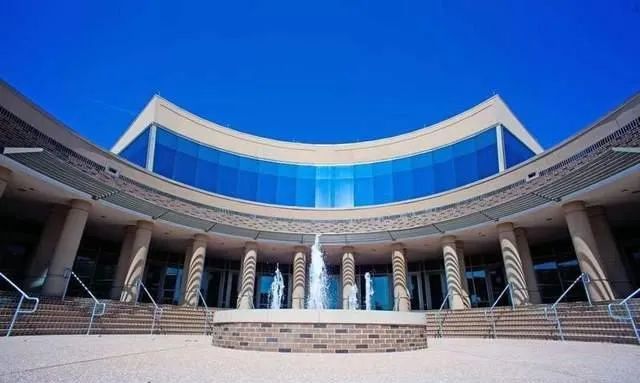 在担任汉普顿大学的校长之前,他曾担任哈佛大学教育研究生院院长的