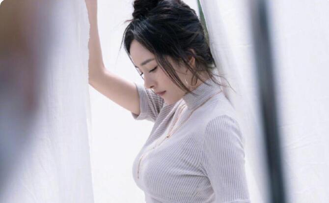 杨幂卧室拍性感写真性感好身材太丰满女人味十足