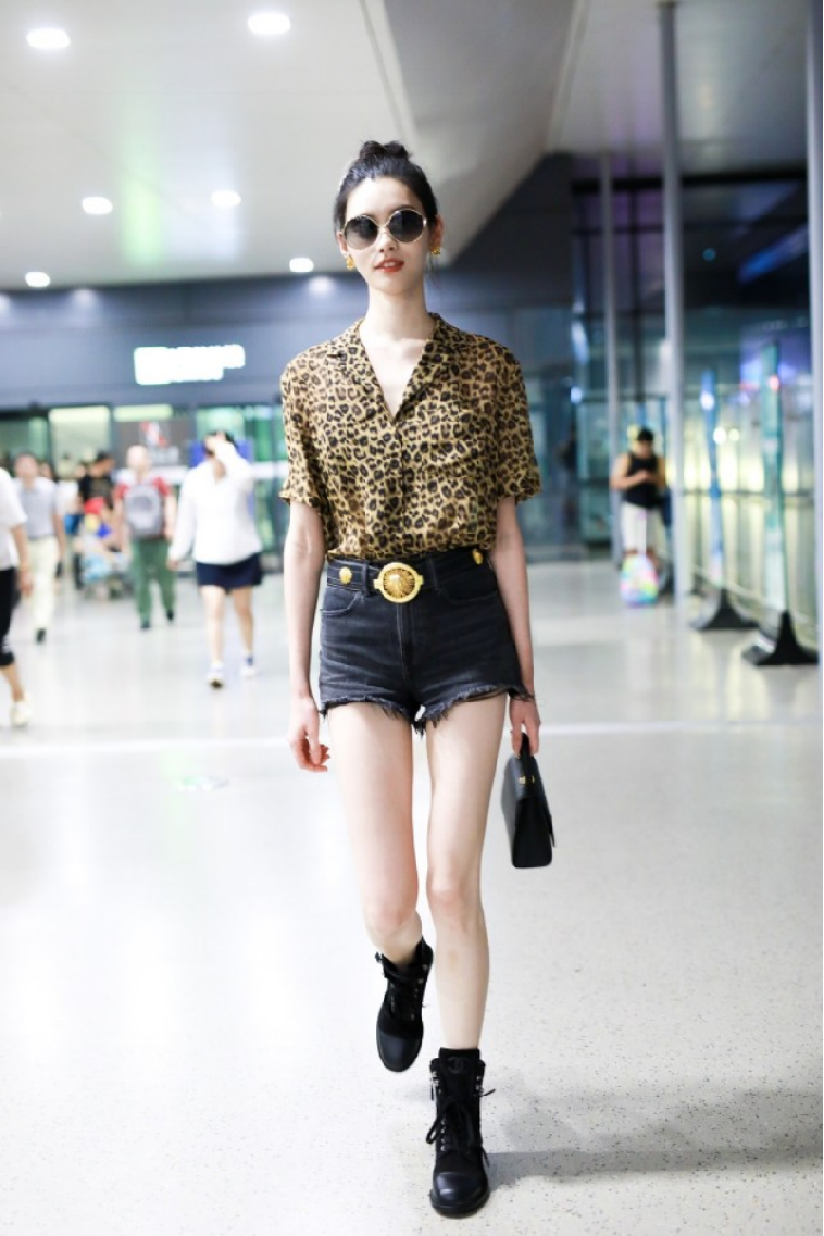 奚梦瑶这大长腿真不是吹的,1米78穿短裤凹出"竹竿腿",太养眼|牛仔短裤