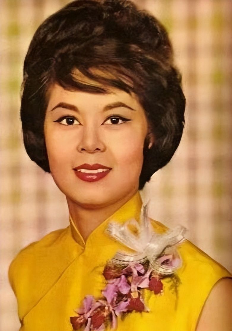 她锁上卧室门,服下过量的安眠药自杀.等龙绳勋发现林黛时,已回天乏术.