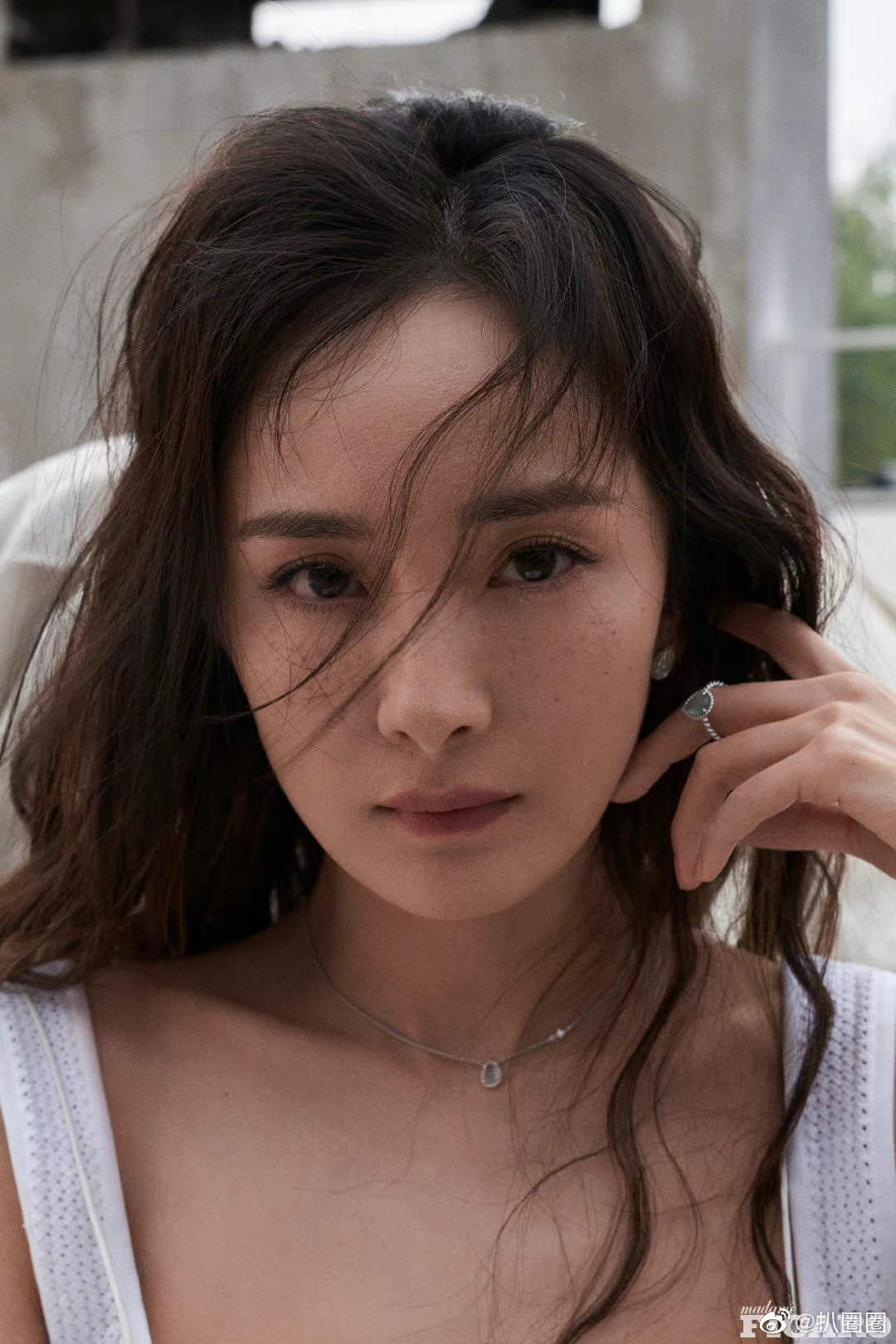 杨幂六年六登费加罗封面大片,雀斑妆怼脸拍好美～|费加罗|雀斑|杨幂