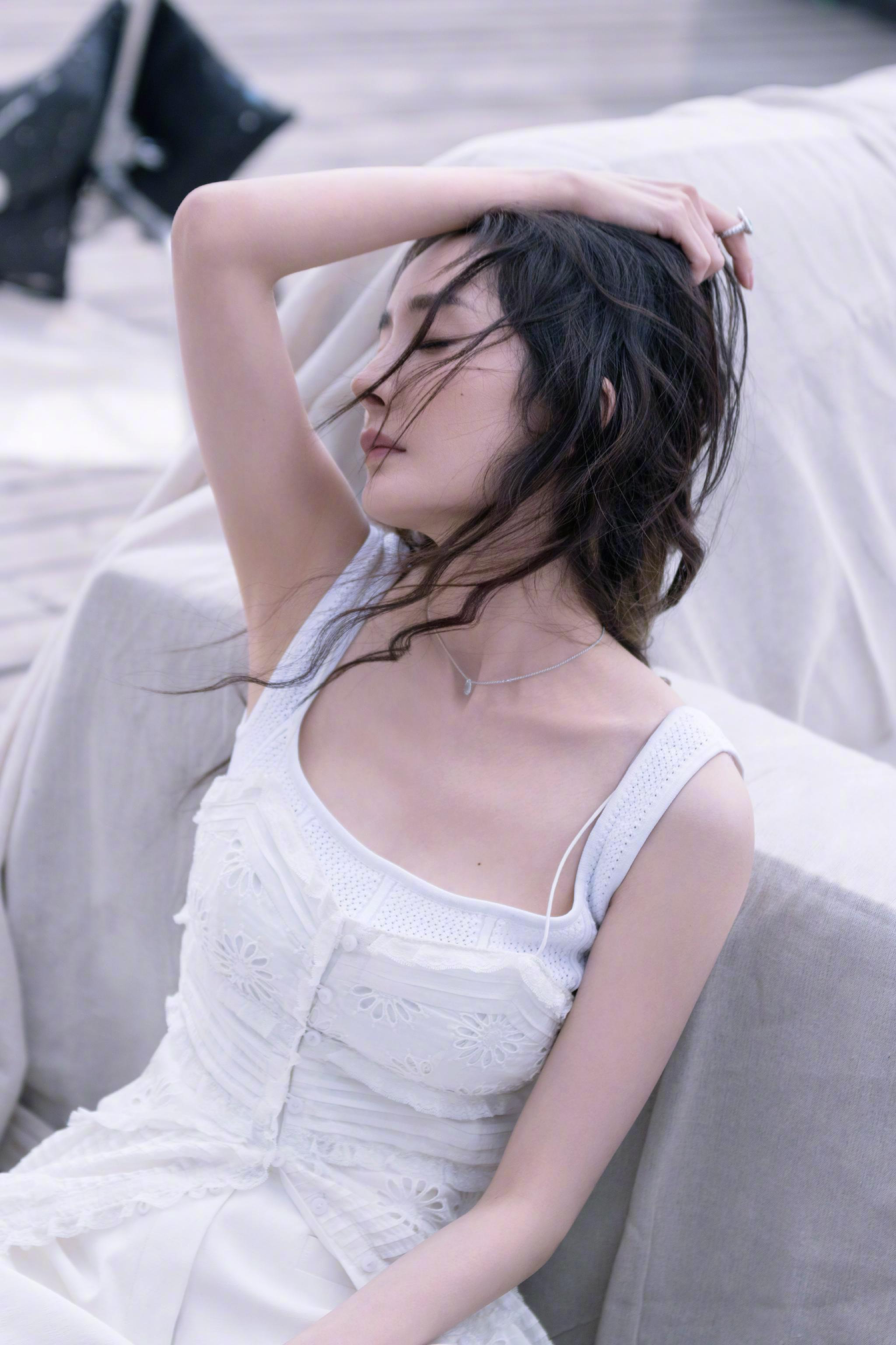 杨幂费加罗六月刊封面花絮图夏日里惬意慵懒的幂幂