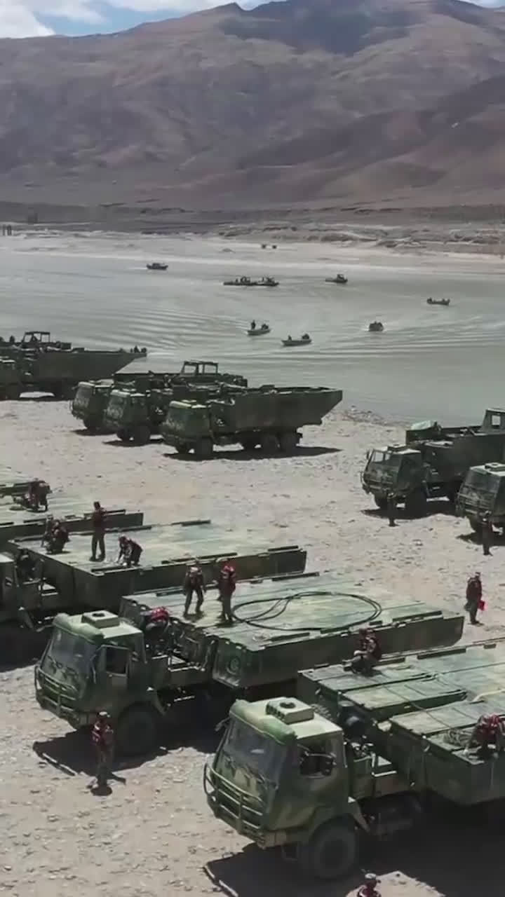 天堑变通途陆军舟桥部队完成跨江浮桥搭建中国军视网