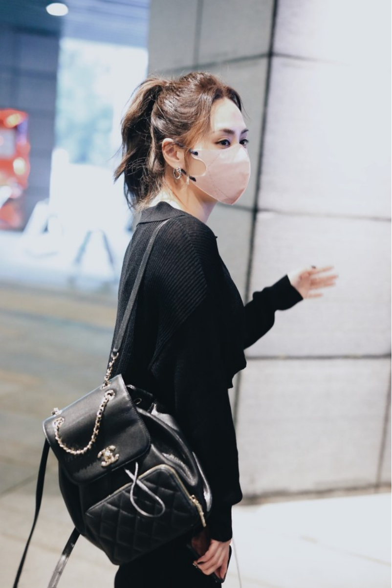 阿娇的活力感一点没减,全黑穿搭真是又帅又甜,扎高马尾好有活力