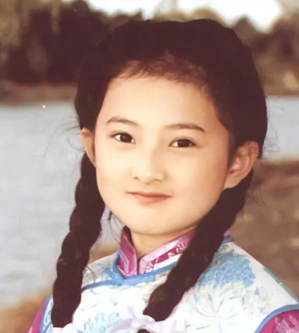 金铭也确实很闪亮,整个人虽然年纪不大,但灵气逼人,其实她在琼瑶剧中