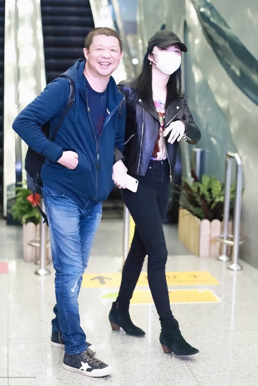 姚晨和老公甜蜜亮相机场 机车风搭配花衬衫 老公头发稀松