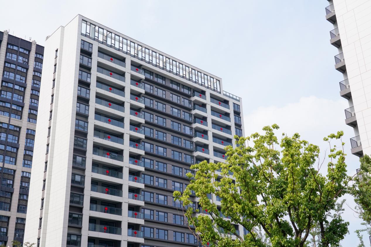 首先映入眼帘的是深灰 米白色质感涂层搭配大面积玻璃的外立面设计,化