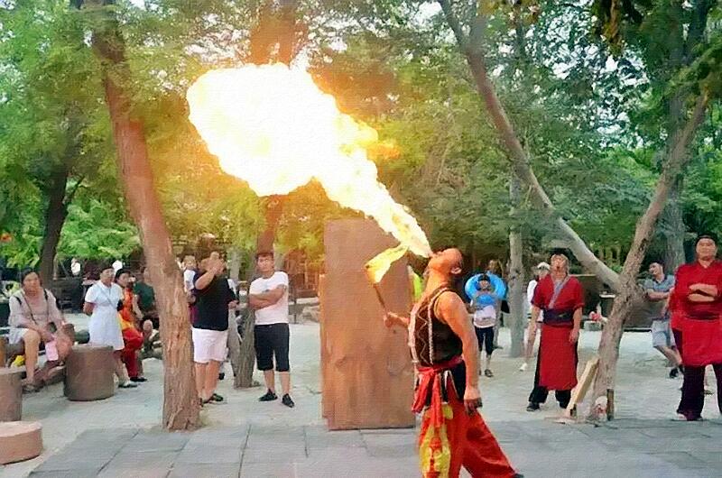 15岁男生在家长会表演吐火被烧伤家长向学校索赔16万谁之过