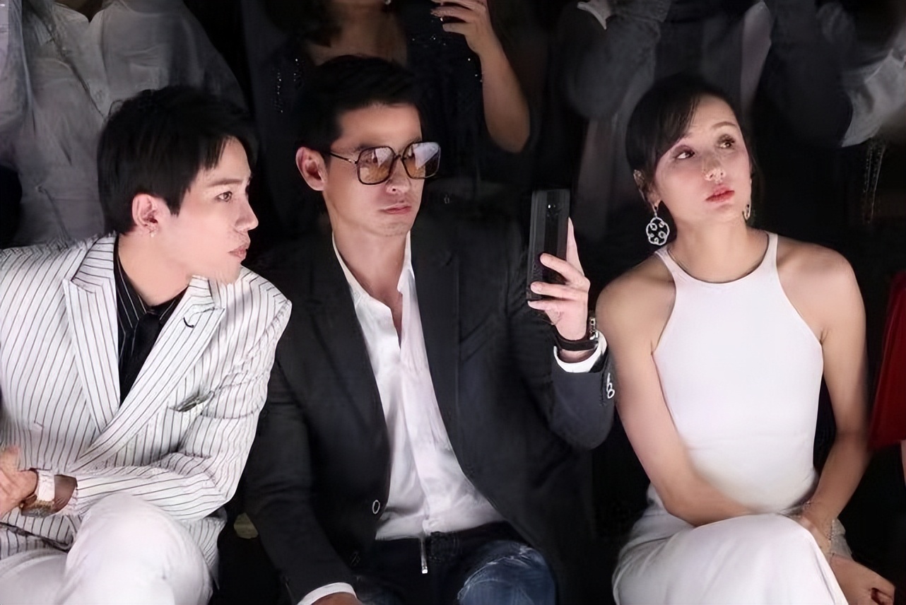 吕一夫妇秀场秀恩爱丈夫精英范十足很时髦她穿挂脖裙太知性