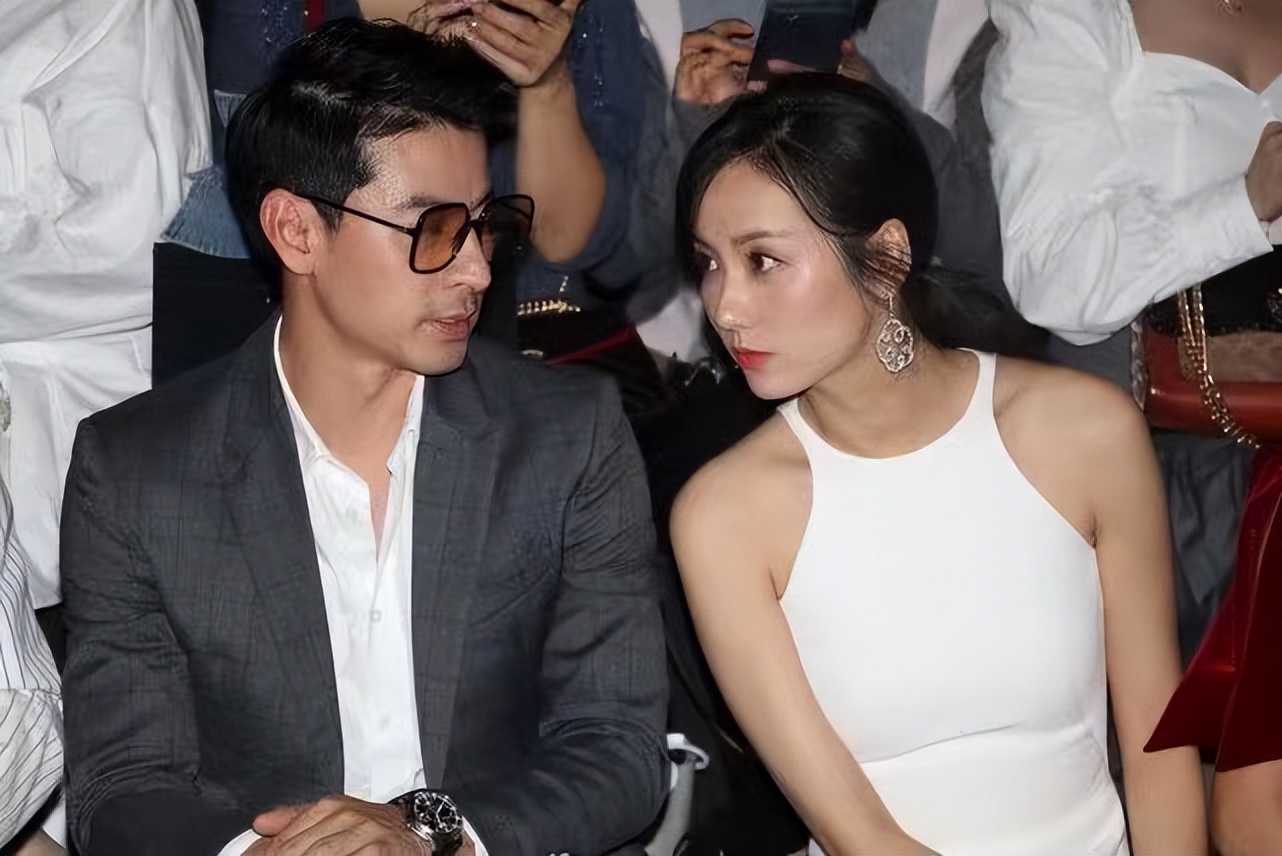 吕一夫妇秀场秀恩爱丈夫精英范十足很时髦她穿挂脖裙太知性