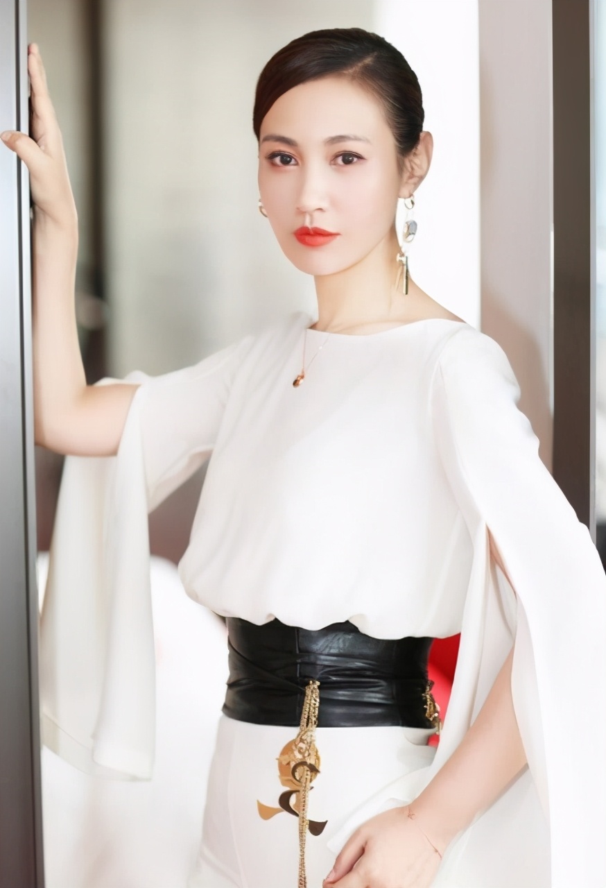 42岁的杨雪5年后复出金色一字肩显优雅锁骨侧脸像杨颖