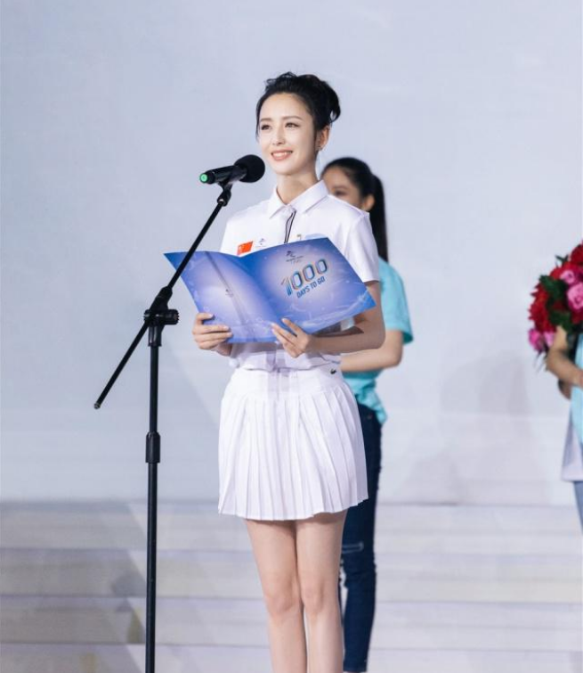 雪花短裙搭配学生装佟丽娅变身校园女神网友太美了