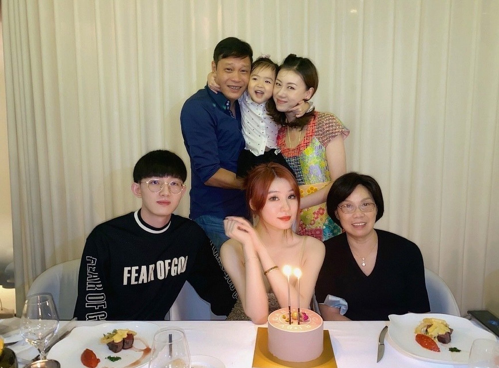 疫情出门太兴奋范志毅女儿当街尬舞身材火辣国籍引网友质疑