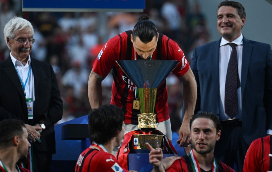 ac米兰力压国际米兰完成了夺冠,时隔11年再次夺取意甲冠军奖杯,伊布