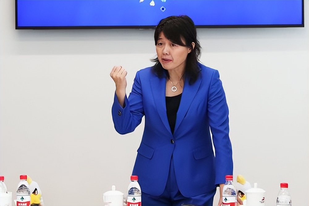 秦晓雯摊牌了34双能后卫或被启用18岁已是国家队成员